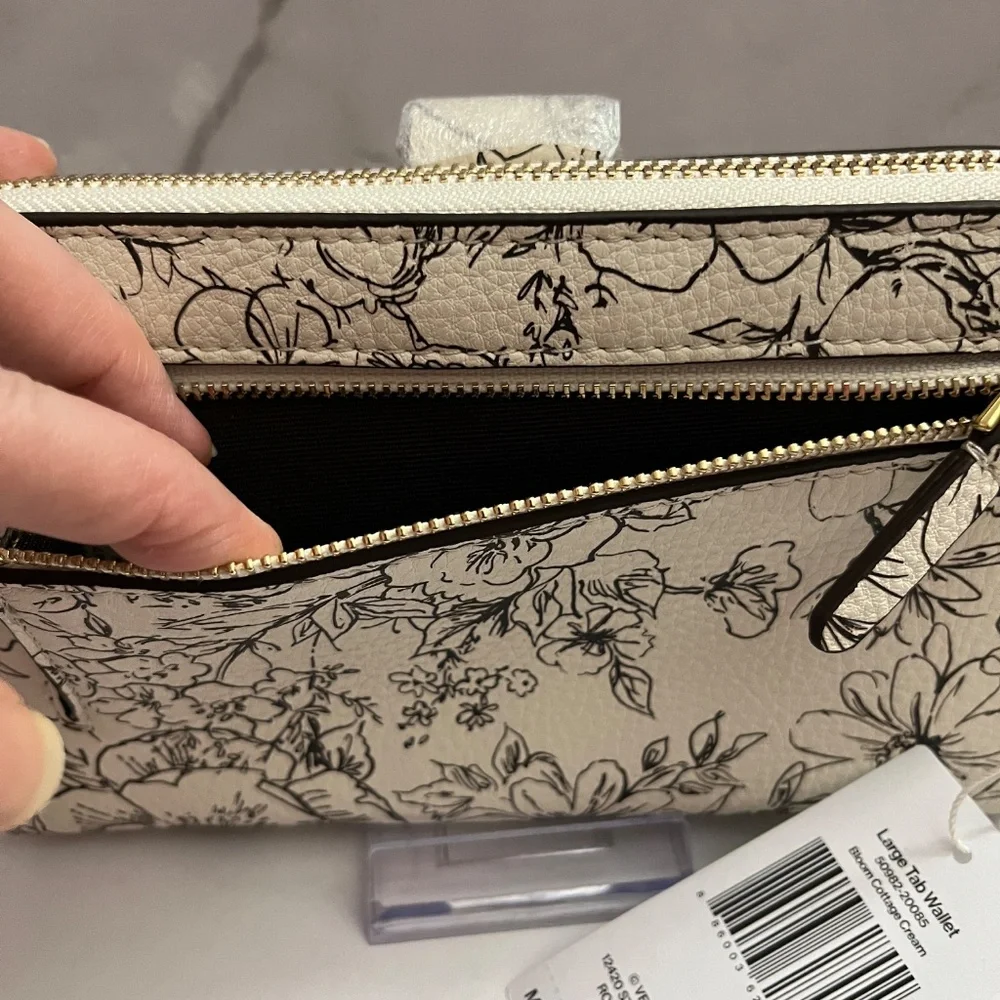 Vera Bradley Cream and Black Floral Wristlet & Wallet Set - Picture 10 of 14
